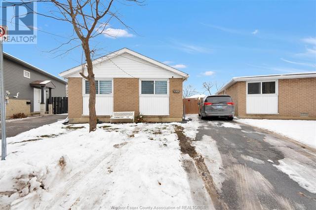 9904 Forest Glade Court, House detached with 3 bedrooms, 1 bathrooms and null parking in Windsor ON | Card Image