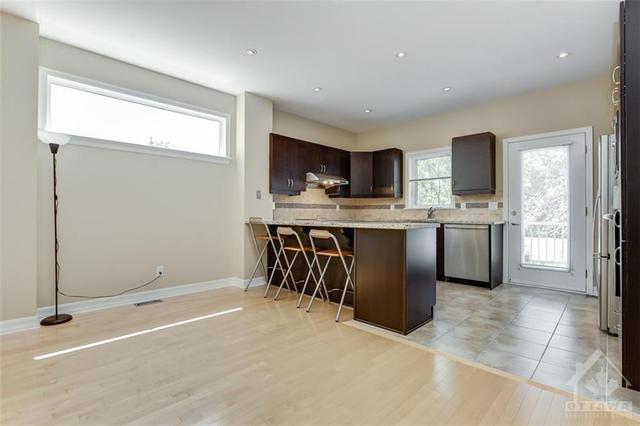 32 Leonard Avenue, Home with 3 bedrooms, 4 bathrooms and 2 parking in Ottawa ON | Image 9