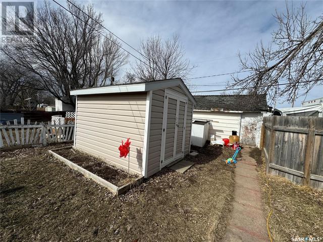 219 7th Avenue E, House detached with 3 bedrooms, 2 bathrooms and null parking in Assiniboia SK | Image 29