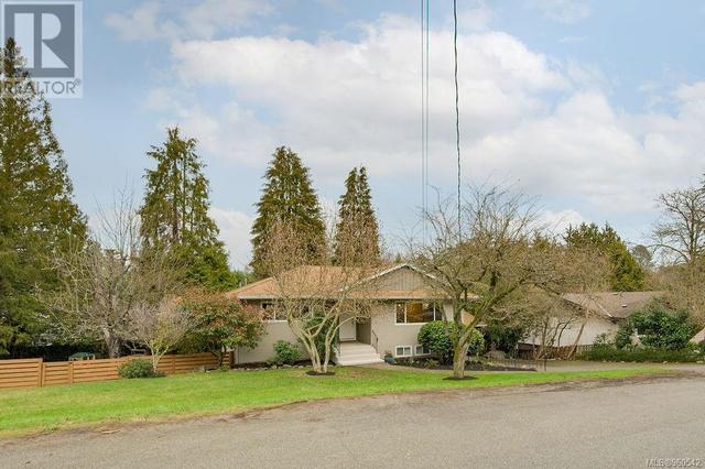 3945 Shorncliffe Rd, House detached with 6 bedrooms, 2 bathrooms and 5 parking in Saanich BC | Image 1