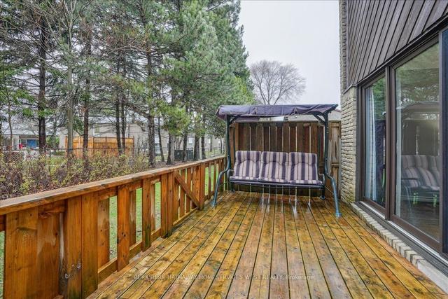 544 Forestwood Cres, Townhouse with 3 bedrooms, 2 bathrooms and 2 parking in Burlington ON | Image 18