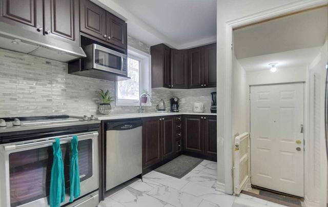 125 Chestnut Cres, House semidetached with 3 bedrooms, 2 bathrooms and 4 parking in Toronto ON | Image 5
