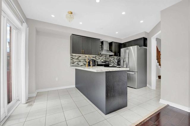 198 Albright Rd, House attached with 3 bedrooms, 4 bathrooms and 3 parking in Brampton ON | Image 3