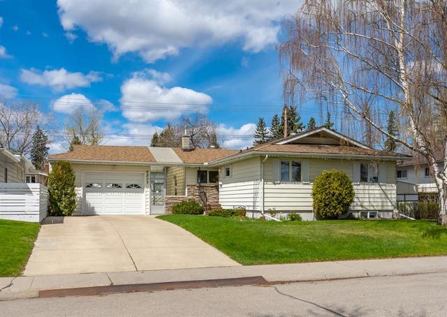 8203 7 Street Sw, House detached with 4 bedrooms, 2 bathrooms and 1 parking in Calgary AB | Image 1