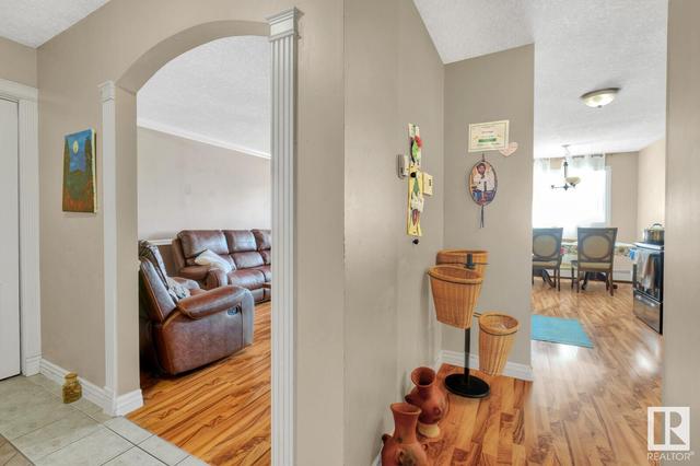 301 - 10949 109 St Nw, Condo with 2 bedrooms, 1 bathrooms and 1 parking in Edmonton AB | Image 10