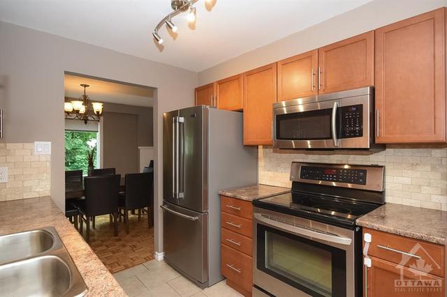 6872 Bilberry Drive, Townhouse with 3 bedrooms, 3 bathrooms and 3 parking in Ottawa ON | Image 6