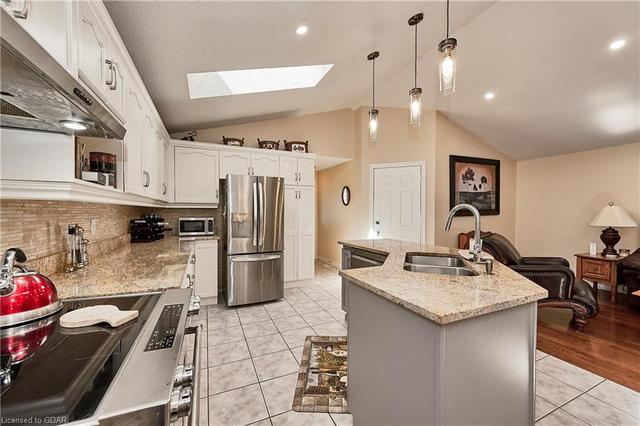 131 Ptarmigan Drive, House detached with 3 bedrooms, 2 bathrooms and 5 parking in Guelph ON | Image 4