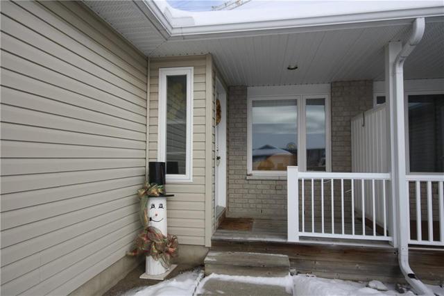 833 Eighth Street, Townhouse with 2 bedrooms, 1 bathrooms and 3 parking in Renfrew ON | Image 2