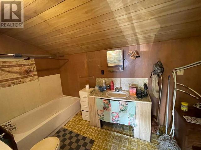 Cabin Bathroom | Image 25