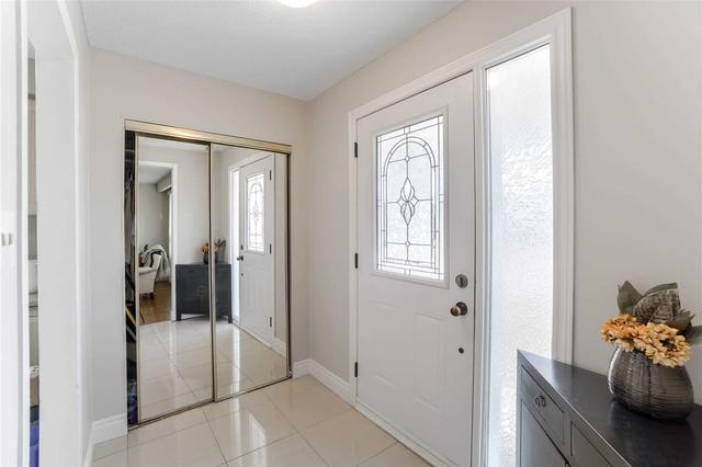 19 Horne Dr, House detached with 3 bedrooms, 3 bathrooms and 5 parking in Brampton ON | Image 4