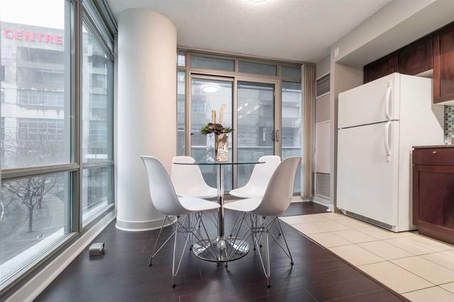 512 - 81 Navy Wharf Crt, Condo with 1 bedrooms, 1 bathrooms and 1 parking in Toronto ON | Image 2