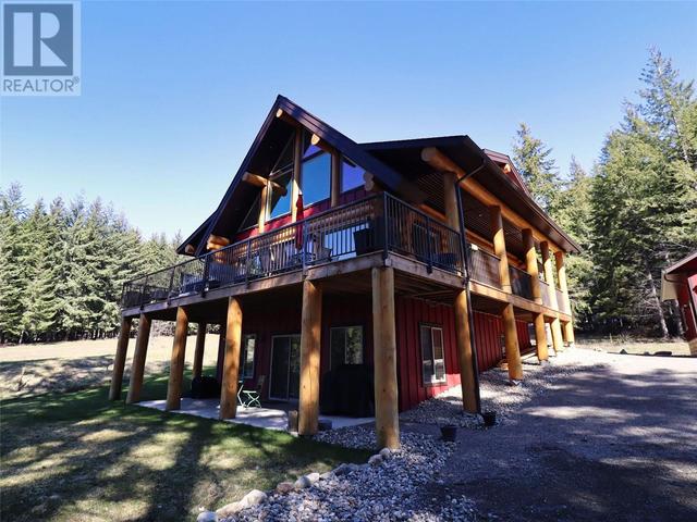 2589 Airstrip Road, House detached with 3 bedrooms, 3 bathrooms and 2 parking in Columbia Shuswap F BC | Image 1