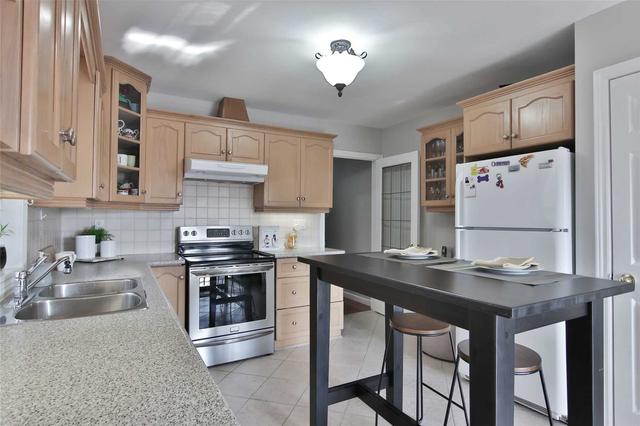 124 Caledonia Rd, House detached with 2 bedrooms, 2 bathrooms and 2 parking in Toronto ON | Image 7