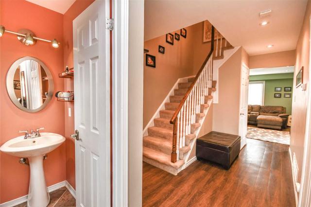 34 Quance St, House semidetached with 3 bedrooms, 3 bathrooms and 3 parking in Barrie ON | Image 2