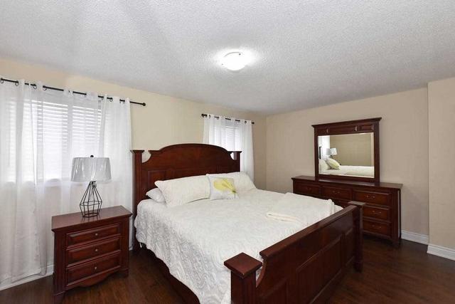 73 Moregate Cres, Townhouse with 3 bedrooms, 3 bathrooms and 2 parking in Brampton ON | Image 4