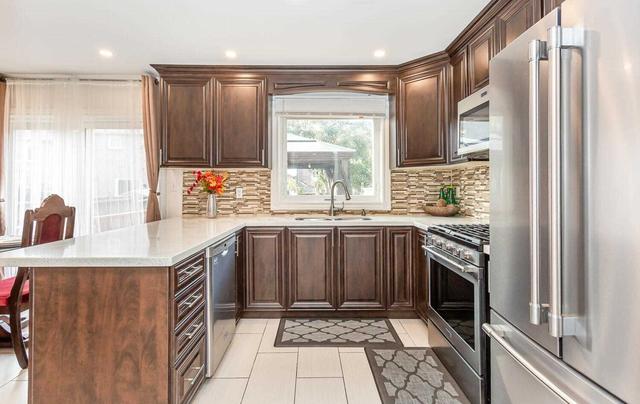 3369 Spirea Terr, House semidetached with 3 bedrooms, 3 bathrooms and 5 parking in Mississauga ON | Image 6