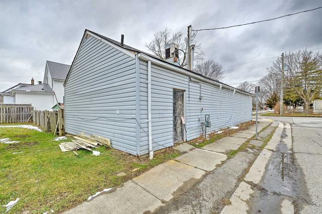 280 Park St, House detached with 2 bedrooms, 1 bathrooms and 3 parking in Chatham Kent ON | Image 4