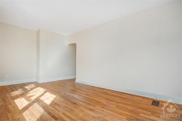 4 - 121 Glenora Street, Condo with 2 bedrooms, 1 bathrooms and 1 parking in Ottawa ON | Image 5