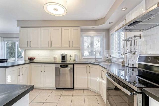 1240 Valleybrook Dr, House detached with 4 bedrooms, 3 bathrooms and 4 parking in Oakville ON | Image 2