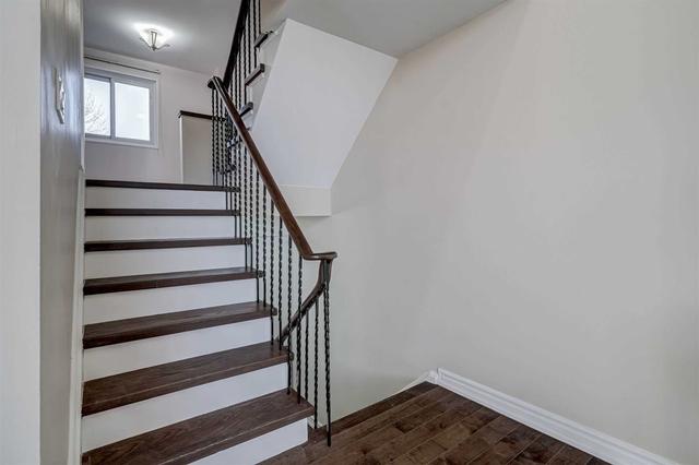 32 Rusty Crest Way, Townhouse with 3 bedrooms, 2 bathrooms and 2 parking in Toronto ON | Image 6