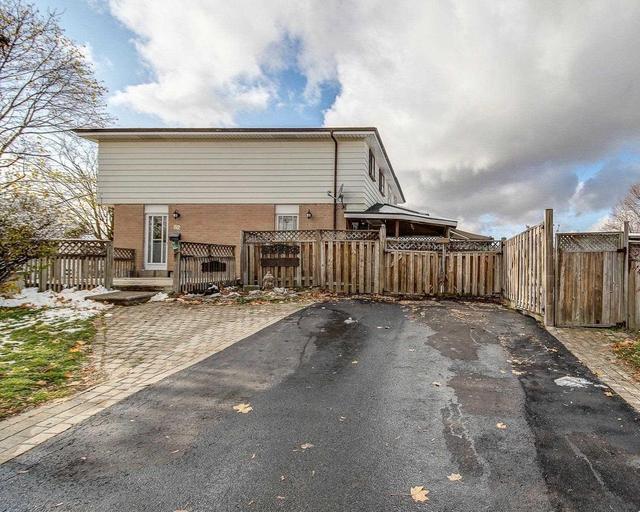 52 Glenfield Cres, House semidetached with 4 bedrooms, 2 bathrooms and 4 parking in Brampton ON | Image 2