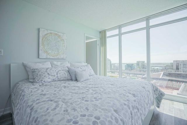 1001 - 8 Telegram Mews, Condo with 3 bedrooms, 2 bathrooms and 1 parking in Toronto ON | Image 3