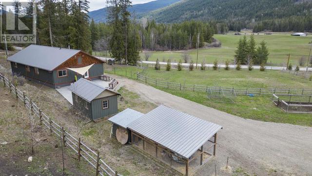 2679 White Lake Road, House detached with 3 bedrooms, 1 bathrooms and 10 parking in Columbia Shuswap C BC | Image 11