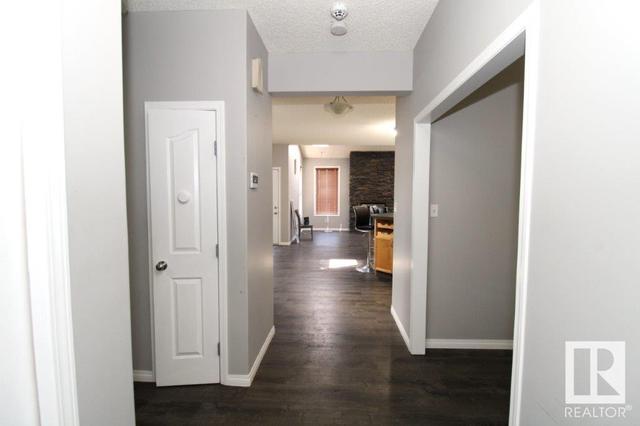 2616 Marion Pl Sw, House detached with 5 bedrooms, 3 bathrooms and null parking in Edmonton AB | Image 3