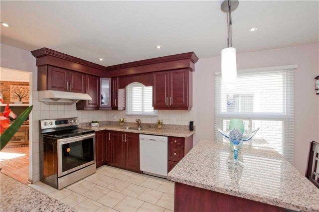 36 Halder Cres, House attached with 4 bedrooms, 4 bathrooms and 4 parking in Markham ON | Image 7
