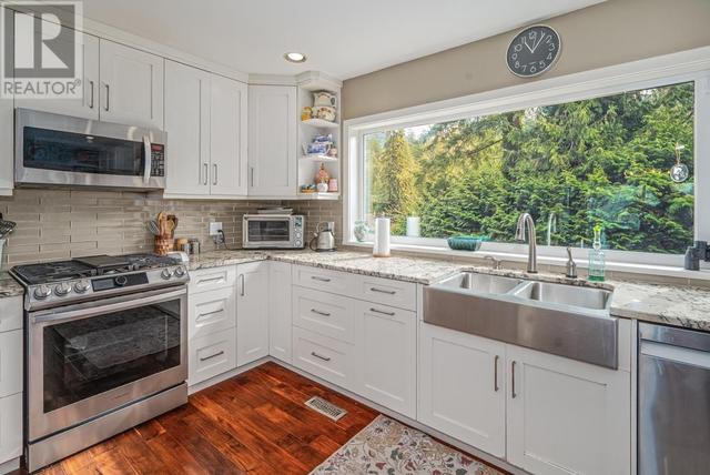 6945 Marine Drive, House detached with 4 bedrooms, 3 bathrooms and 4 parking in West Vancouver BC | Image 13