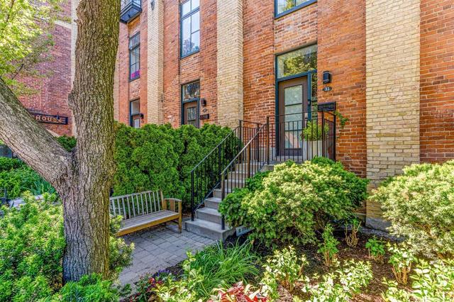 31 Old Brewery Lane, Townhouse with 3 bedrooms, 2 bathrooms and 1 parking in Toronto ON | Image 1