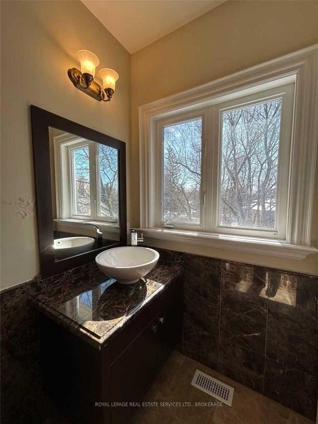 2b Carluke Cres, House detached with 5 bedrooms, 5 bathrooms and 6 parking in Toronto ON | Image 21