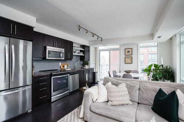 1216 - 525 Adelaide St W, Condo with 3 bedrooms, 2 bathrooms and 1 parking in Toronto ON | Image 4