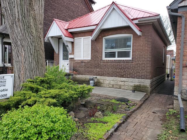 29 Hook Ave, House detached with 2 bedrooms, 2 bathrooms and 3 parking in Toronto ON | Image 1