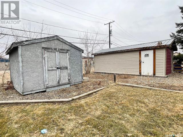 305 1st Street E, House detached with 3 bedrooms, 2 bathrooms and null parking in Meadow Lake SK | Image 22