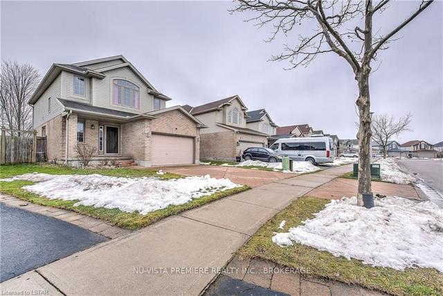 798 Queensborough Cres, House detached with 3 bedrooms, 3 bathrooms and 3 parking in London ON | Image 1