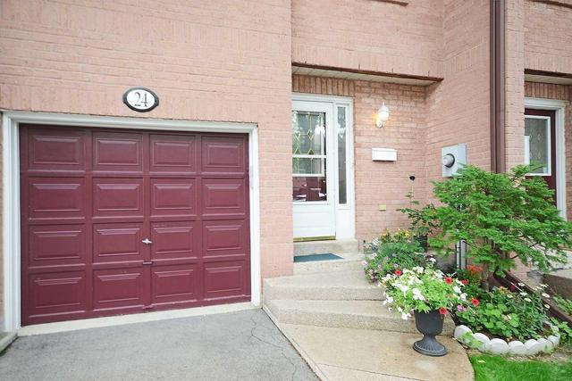 24 - 2004 Glenada Cres, Townhouse with 3 bedrooms, 3 bathrooms and 2 parking in Oakville ON | Image 2