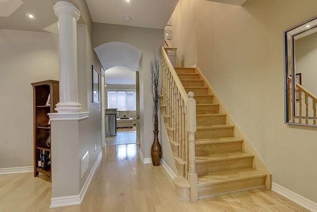 569 Sixteen Mile Dr, House attached with 3 bedrooms, 4 bathrooms and 2 parking in Oakville ON | Image 6