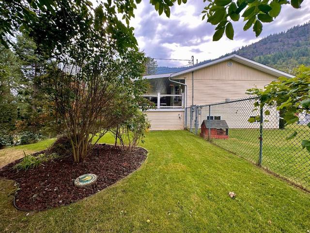 109 12th Avenue, House detached with 4 bedrooms, 2 bathrooms and null parking in Kootenay Boundary B BC | Image 38