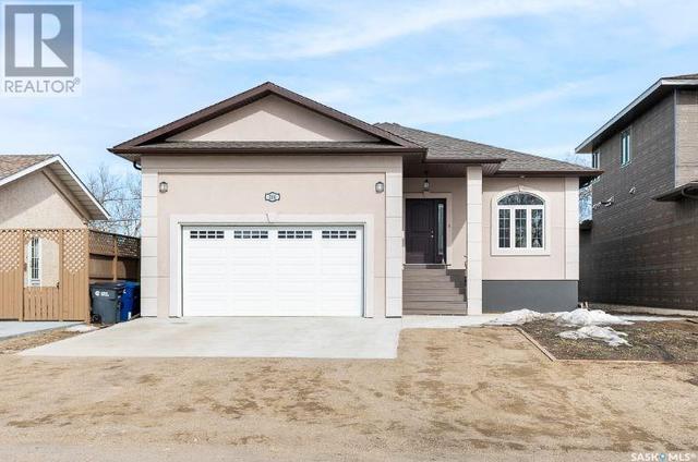 211 7th Street, House detached with 7 bedrooms, 4 bathrooms and null parking in Pilot Butte SK | Card Image
