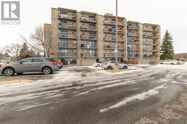 111, - 5 Berkeley Place W, Condo with 2 bedrooms, 1 bathrooms and 1 parking in Lethbridge AB | Image 23