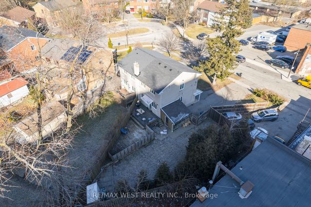 2 Cabot Crt, House semidetached with 3 bedrooms, 2 bathrooms and 7 parking in Toronto ON | Image 10