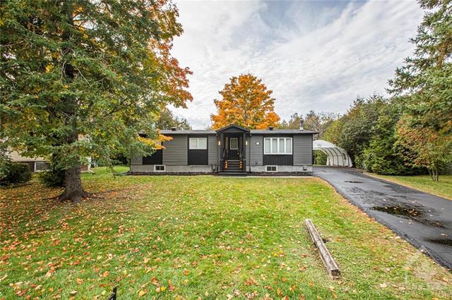 27 Lazy Nol Court, House detached with 3 bedrooms, 2 bathrooms and 8 parking in Ottawa ON | Image 2