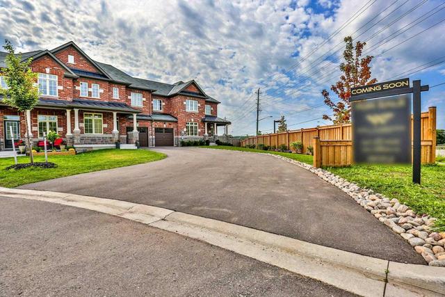 363 Luck Crt, House attached with 3 bedrooms, 4 bathrooms and 5 parking in Newmarket ON | Image 2