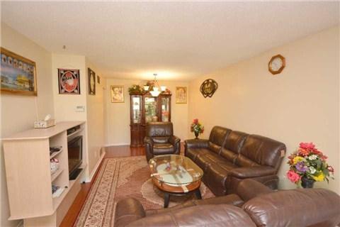 7253 Sigsbee Dr, House semidetached with 4 bedrooms, 3 bathrooms and 2 parking in Mississauga ON | Image 3