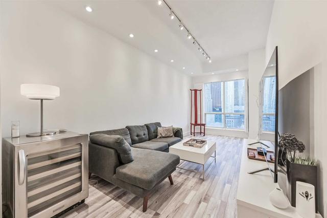 3009 - 25 The Esplanade St, Condo with 2 bedrooms, 1 bathrooms and 0 parking in Toronto ON | Image 8