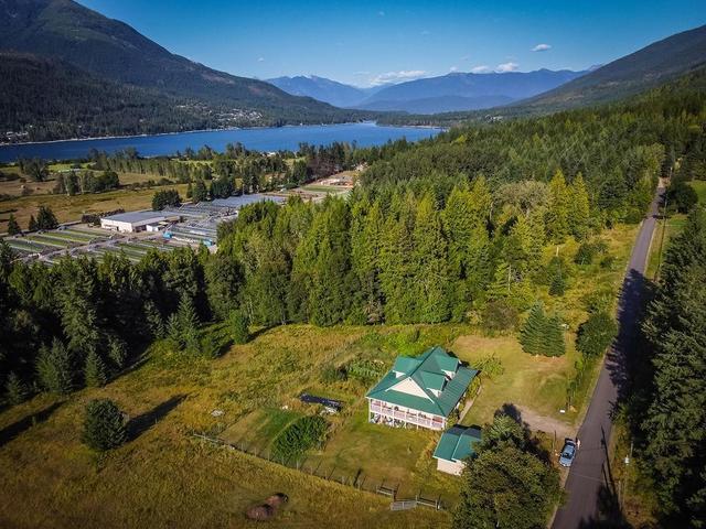 6291 Mill Creek Road, House detached with 4 bedrooms, 3 bathrooms and 10 parking in Central Kootenay E BC | Image 32