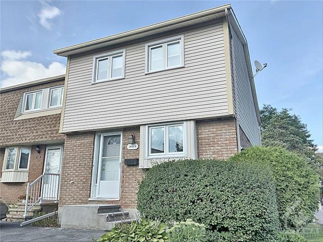 1723 Lamoureux Drive, Townhouse with 3 bedrooms, 2 bathrooms and 1 parking in Ottawa ON | Card Image