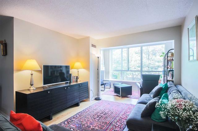 212 - 225 Davenport Rd, Condo with 2 bedrooms, 2 bathrooms and 1 parking in Toronto ON | Image 3