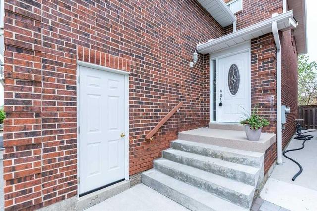 36 Colchester Ave, House detached with 3 bedrooms, 3 bathrooms and 2 parking in Brampton ON | Image 2
